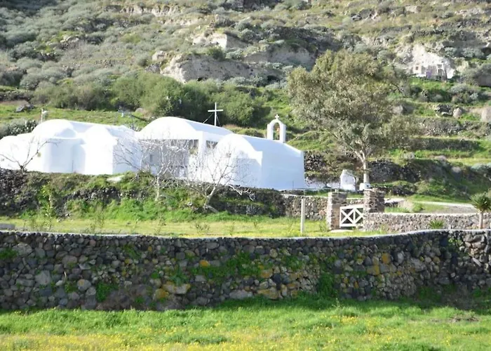 Semesterbostad Absolute Peace North By The Volcanic Slopes Imerovigli (Santorini)