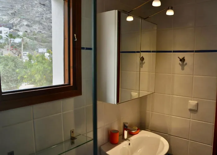 Semesterbostad Absolute Peace North By The Volcanic Slopes Imerovigli (Santorini)